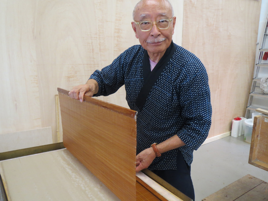 Papiermachermeister Naito bei einer Vorführung im Deutschen Technikmuseum Berlin im September 2016