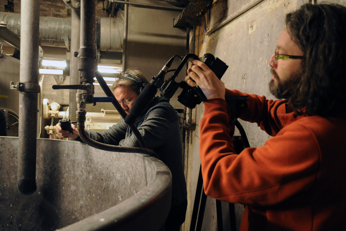 Projekt „In Betrieb“: Andreas Schulte und Robert Lucas bei Ton- und Filmaufnahmen am Pulper in der Papierfabrik Gmund (Foto: Petra Walter-Moll)